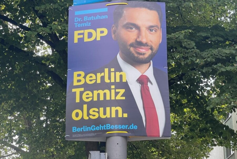 Mit diesem Plakat wirbt die FDP um türkischstämmige Wähler.