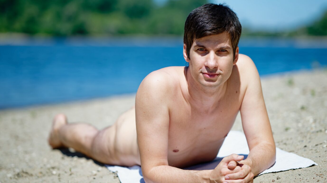 Mannheims Stadtrat Julien Ferrat (Wählervereinigung Die Mannheimer) liegt am Ufer der Friesenheimer Insel. Ferrat plant ein Trainingscamp am örtlichen FKK-Strand für einem FKK-Swinger-Urlaub in Frankreich. Julien Ferrat: Seitdem er wieder im Gemeinderat sitzt, lässt er über das Amtsblatt unter anderem Nacktfotos von sich veröffentlichen. Foto: picture alliance/dpa | Uwe Anspach. Der Mannheimer Stadtrat Julien Ferrat plant eine Sex-Orgie im Mannheimer Rathaus.