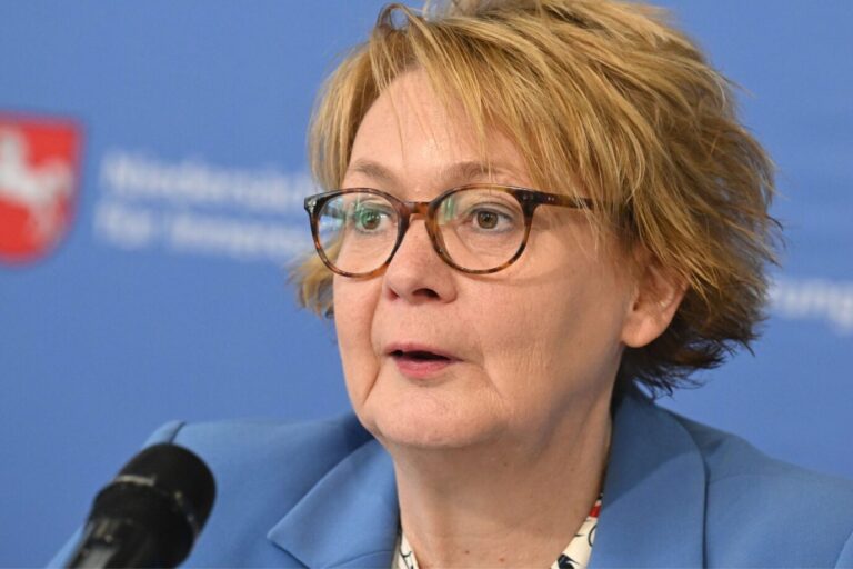 Daniela Behrens (SPD), Innenministerin Niedersachsen, spricht bei der Vorstellung des Verfassungsschutzberichtes 2025 für Niedersachsen. Sie verteidigt den Wahlausschluss von AfD-Kandidaten in ihrem Bundesland.
