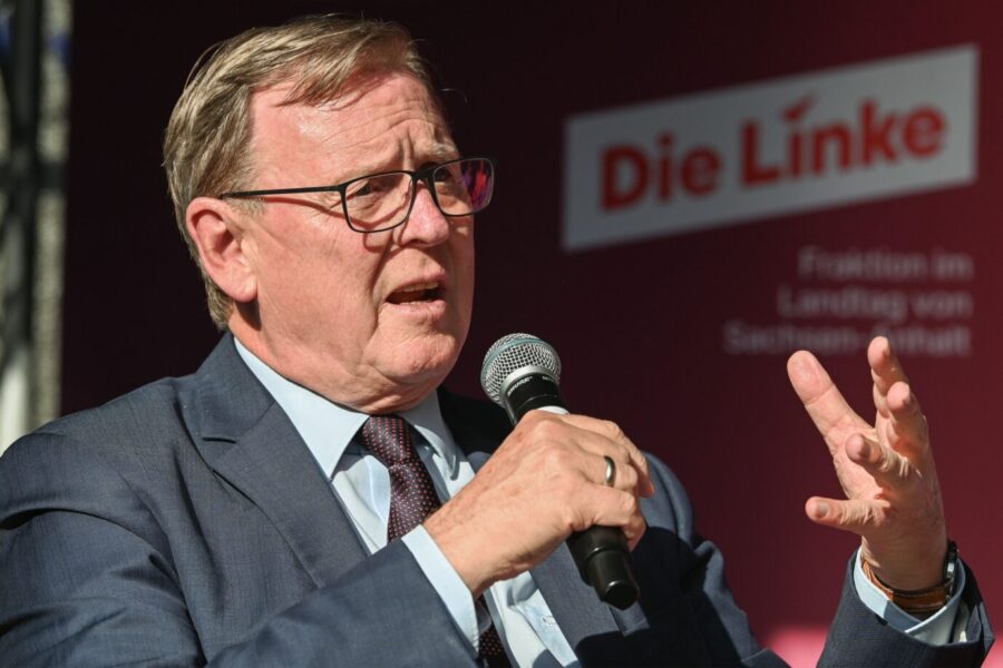 "Silberlocke" Bodo Ramelow spricht bei einem Politik-Talk. Die Fraktion Die Linke im Landtag von Sachsen-Anhalt hat Bürgerinnen und Bürger zum Familienfest auf dem Marktplatz eingeladen. Er will mit der CDU kooperieren.