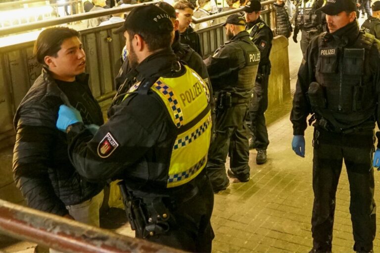 WAFFENKONTROLLE-Beamte bei der Kontrolle im Bahnhof. Eine Grosse Waffenkontrolle am Hamburger Hauptbahnhof.Einen Tag nach dem Messerangriff mit mehreren zum Teil lebensgefaehrlich verletzten Personen haben die Bundespolizei, die Landespolizei und Sicherheitspersonal der Bahn am Samstag abend eine groß angelegte Kontrolle auf verbotenen Gegenstände am Hamburger Hauptbahnhof durchgeführt. Erschreckende Bilanz war das bereits nach kürzester Zeit diverse verbotene Gegenstaende, wie Messer, Pfefferspray, Teleskopschlagstoecke und Drogen sichergestellt wurden. Ausländer sind hier massiv überrepräsentiert. HAMBURG 24.05.2025
