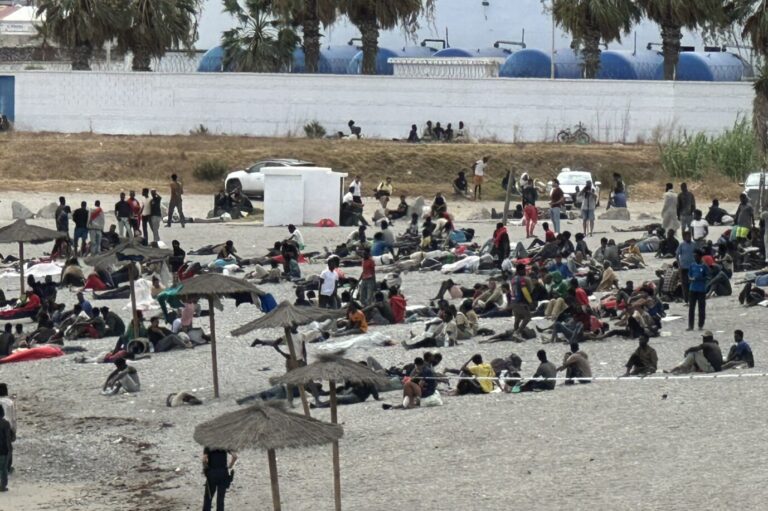 Auch am Montag ist der Strand von Ceuta noch überfüllt mit Migranten. Foto: Rohbohm/JF