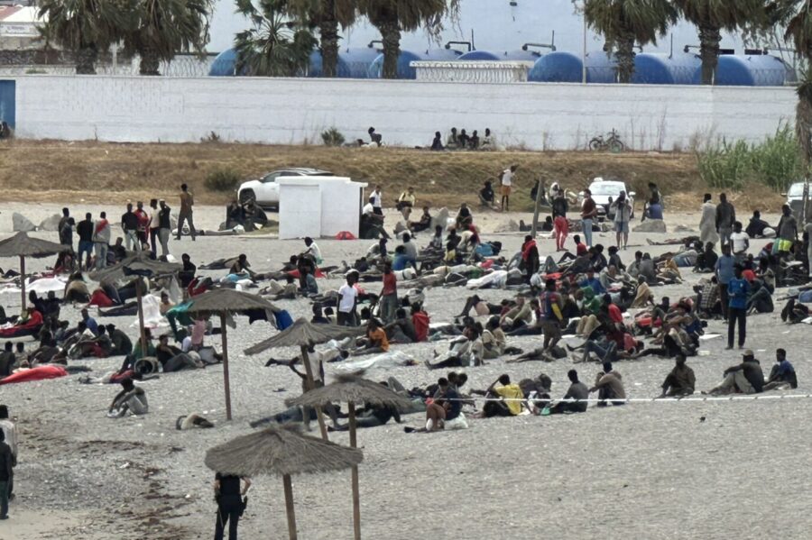 Auch am Montag ist der Strand von Ceuta noch überfüllt mit Migranten. Foto: Rohbohm/JF
