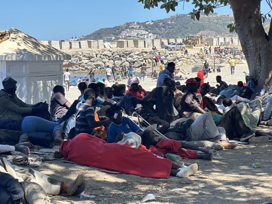 Afrikaner kampieren am Strand in Ceuta: Viele verstecken sich auch in den Hügeln. Foto: JF Bis zum nächsten Ansturm