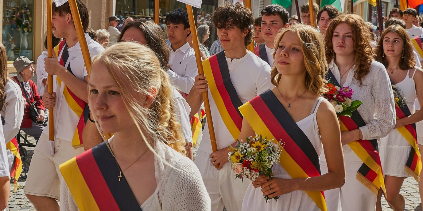 Schüler auf dem Forstfest in Kamenz 2026 schwarz-rot-goldene Scherpen