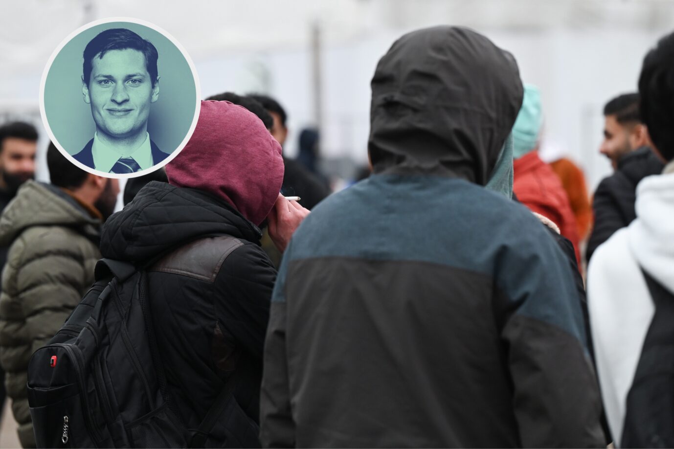 Kriegsflüchtlinge aus Syrien stehen auf dem Gelände der Flüchtlingsunterkunft zusammen. Städte und Gemeinden können die Zahl der Geflüchteten kaum noch unterbringen. Nicht nur der Kreis Bergstraße fordert daher mehr Unterstützung von Bund und Land. Syrer stehen vor einer Flüchtlingsunterkunft (Symbolbild): Normalerweise behaupten Linke immer wieder, dass es keine einfachen Antworten auf komplizierte Fragen gebe. Foto: picture alliance/dpa | Arne Dedert. Seit dem Anschlag auf den CSD in Berlin ist auch bei Linken angekommen, dass der Islamismus ein akutes und direktes Problem für Deutschland ist.