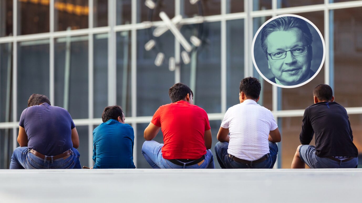 Migranten vor dem Kölner Hauptbahnhof (Symbolbild): Der Migrationsmafia geht es nicht um die Schicksale irgendwelcher illegal dahergekommenen Zuwanderer. Foto: picture alliance / Geisler-Fotopress | Christoph Hardt/Geisler-Fotopress