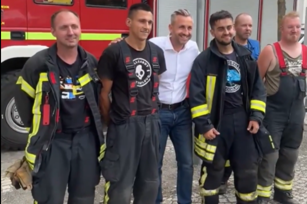 Wegen dieses Fotos mit Ulrich Siegmund will der Bürgermeister die freiwilligen Feuerwehrmänner feuern.