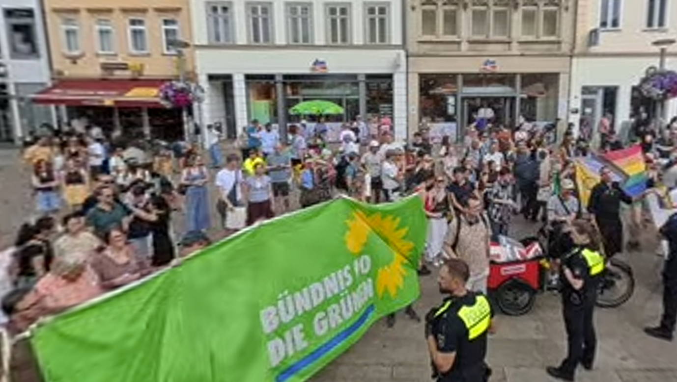 Auch ein Plakat Grünen war bei der Gegendemo der mutmaßlichen Linksextremisten zu sehen. Screenshot JF / zVg