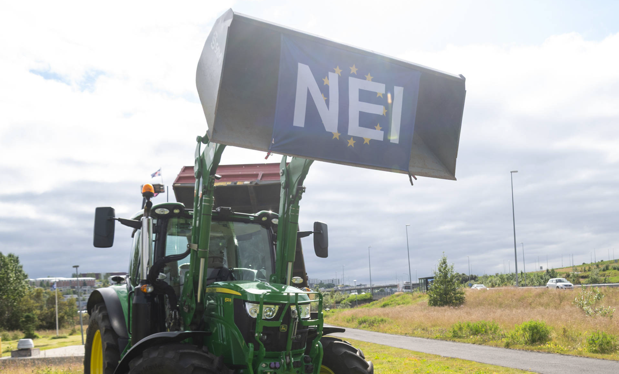 Ein an einem Traktor befestigtes Banner mit der Aufschrift NEI (Nein) steht an einer viel befahrenen Straße in Reykjavík, Island. Die Aktion richtete sich gegen das Referendum am 29. August 2026, bei dem die isländische Bevölkerung darüber abstimmte, ob das Land Beitrittsverhandlungen mit der Europäischen Union aufnehmen soll. Foto: IMAGO / snapshot