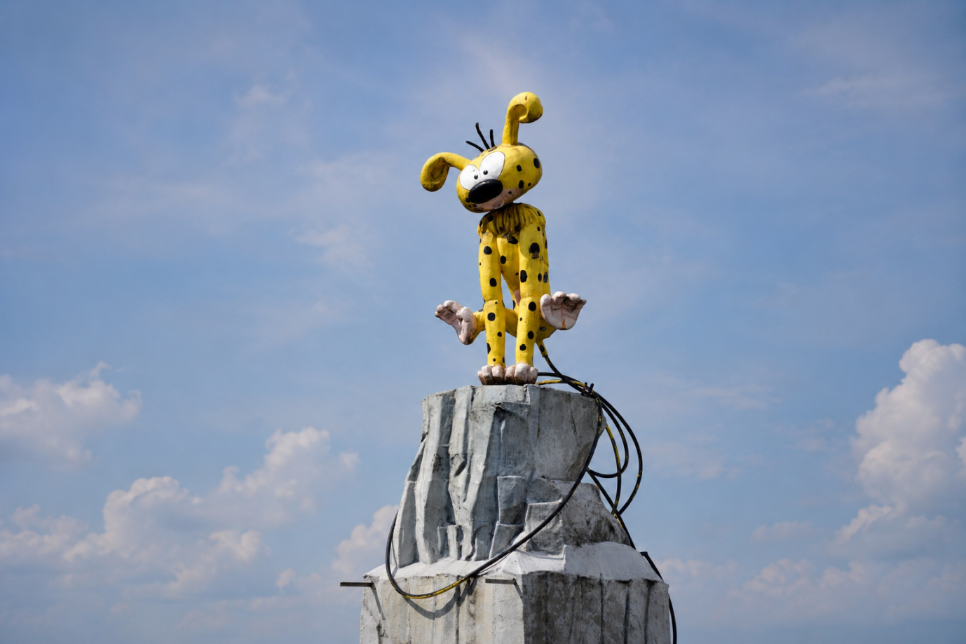 Vor einem blauen Himmel thront eine Marsupilami-Figur – auf dem Jules-Hiérnaux-Platz im französischen Charleroi