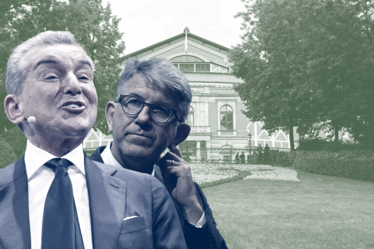 MIchel Friedman und Kulturstaatsminister Wolfram Weimer vor dem Grünen Hügel.