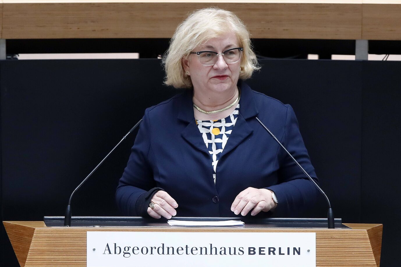 Manuela Schmidt, Linke, Rede in der 57. Plenarsitzung Berliner Abgeordnetenhaus, Landesparlament, Berlin, Berlin Deutschland, Germany *** Manuela Schmidt, Left, Speech in the 57 Plenary session Berlin House of Representatives, State parliament, Berlin, Berlin Germany, Germany. Hat sie einen Migranten als Kanake beschimpft?