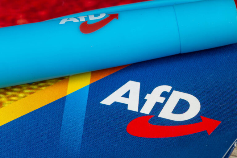 An Schulen in Brandenburg sind Schreibgeräte mit AfD-Logo verboten. Symbolbild: IMAGO / Herrmann Agenturfotografie
