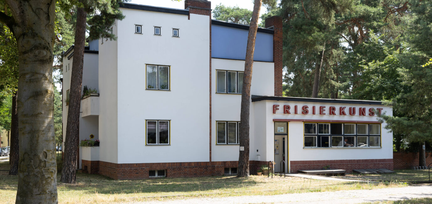 Umgeben von Bäumen stehen in Berlin zwei Häuser im Bauhaus-Stil