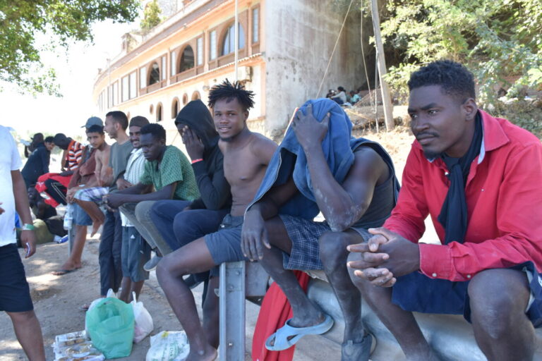 Das Bild zeigt Migranten in Ceuta.