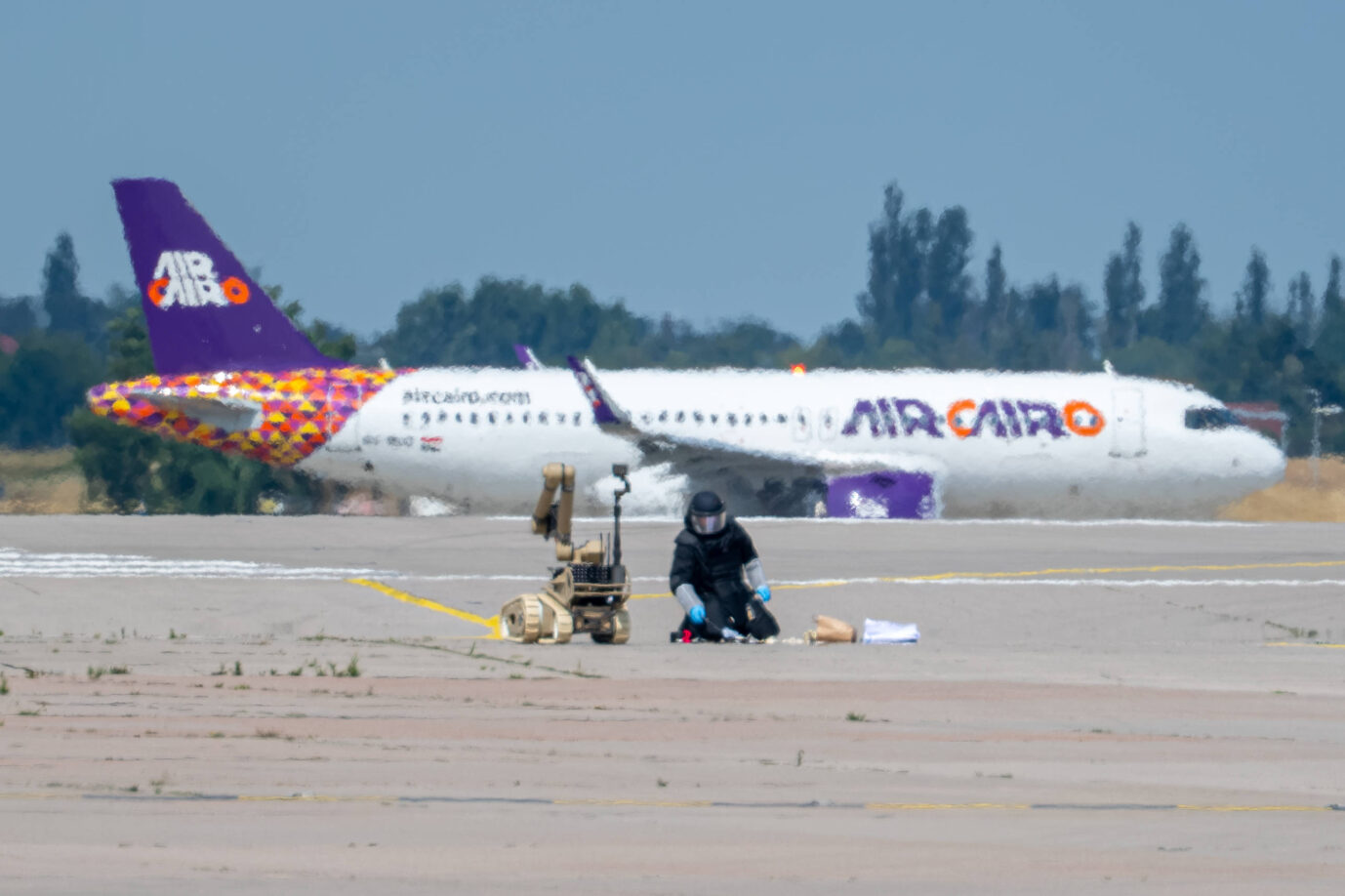Ein Spezialist der Bundespolizei entschärft den mit einer Drohne transportierten Sprengstoff am Flughafen Leipzig/Halle.