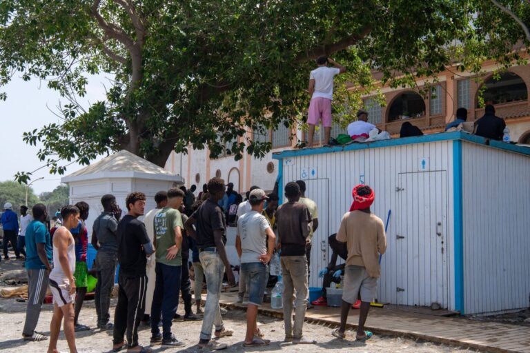 Die nächste Ankündigung: Nun sollen abgelehnte Migranten in Abschiebezentren nach Uganda gebracht werden. Die FPÖ will das alles nicht mehr glauben. Foto: IMAGO / ZUMA Press Wire