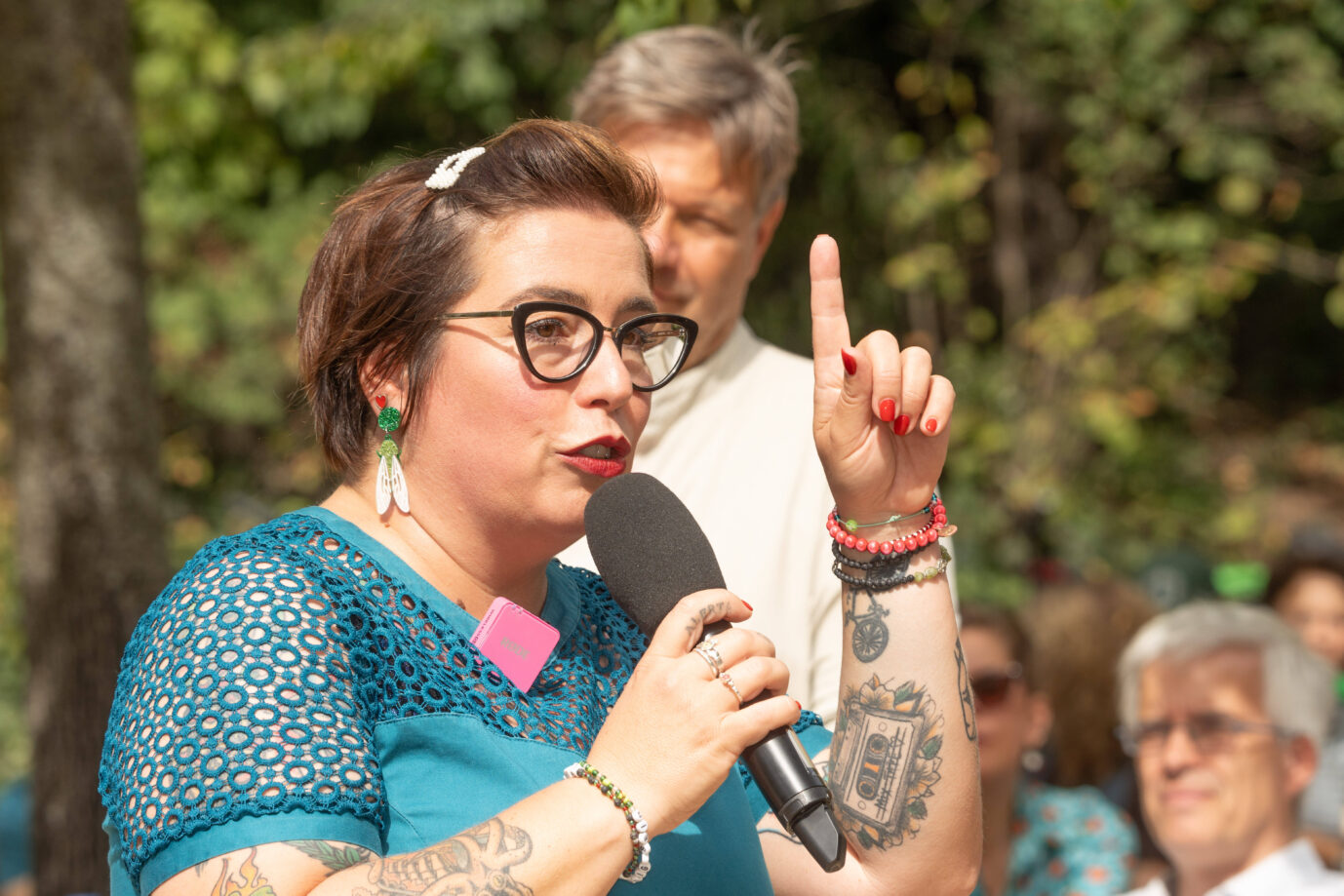 Die Grünen-Spitzenkandidatin Sachsen-Anhalts, Susan Sziborra-Seidlitz, hebt den Zeigefinger