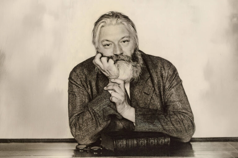 Hugo Erfurth, Theodor Däubler, Staatliche Landesbildstelle Hamburg, collection on the history of photography, silver gelatin paper, black and white positive process, retouched (stone processing), image size: height: 25.4 cm; width: 19.8 cm, upper left in lead: Däubler, upper right: 88; lower left: beginning of d. 20 s, (according to P. Oehmen), portrait photography, writer, poet, author, portrait, half-length portrait, arm positions, gestures, book, eyeglasses, glasses, Theodor Däubler, At the beginning of the 20th century, Hugo Erfurth is one of the most famous professional photographers in Germany, along with Rudolph Dührkoop and Nicola Perscheid. After completing an apprenticeship as a photographer, he opened his own studio in Dresde Copyright Artokoloro LCMH201205_03252. Theodor Däubler (KI generiert): Laut dem Kultursoziologen Nicolaus Sombart stand Däubler noch eine große Karriere als wiederzuentdeckender Vorläufer des Gender- und Trans-Voodoo bevor. Foto: IMAGO / Artokoloro