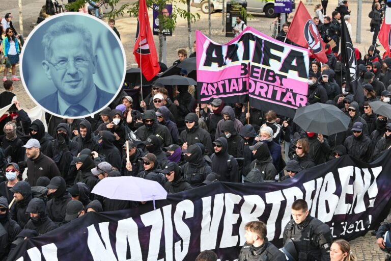 Menschen nehmen an einer bundesweit beworbenen Antifa-Demonstration teil, die am Vorabend der Landtagswahl Sachsen-Anhalt 2026 stattfindet. Die Demonstration startet am Bahnhof und zieht anschließend durch die Innenstadt von Halle. Der Verfassungsschutz ist auf dem linken Auge blind, sagen Kritiker.