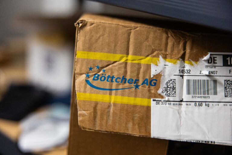 Das Logo des deutschen Fachhandel für Bürobedarf aus Zöllnitz bei Jena, der Böttcher AG, auf einem Karton des Unternehmens am 28. Januar 2025. Das Unternehmen ist in den Nachrichten aufgrund einer möglichen Spende an die Partei die Alternative für Deutschland ( AfD ).