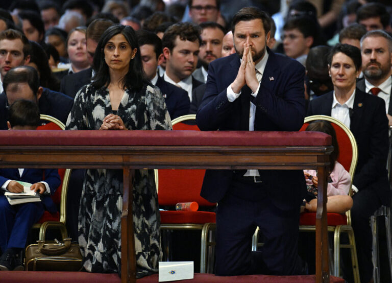 Man sieht US-Vizepräsident J.D. Vance und seine Frau Usha Vance, wie sie auf einer Kirchenbank knien und beten
