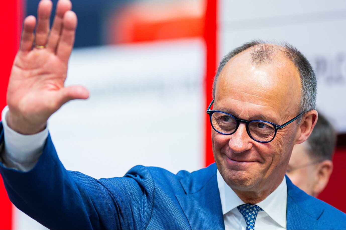Friedrich Merz kann sich freuen – er darf weiter Kanzler bleiben. Foto: picture alliance / Noah Wedel