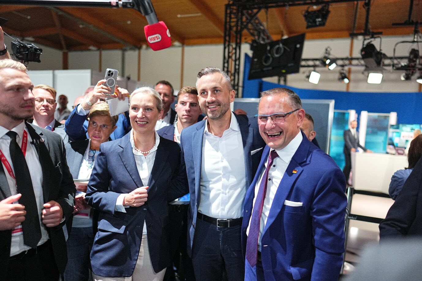 Ulrich Siegmund (m.) Spitzenkandidat AfD jubelt mit Alice Weidel (l.) und Tino Chrupalla (r.): Noch stärker als in den Umfragen. Foto: picture alliance/dpa | Michael Kappeler