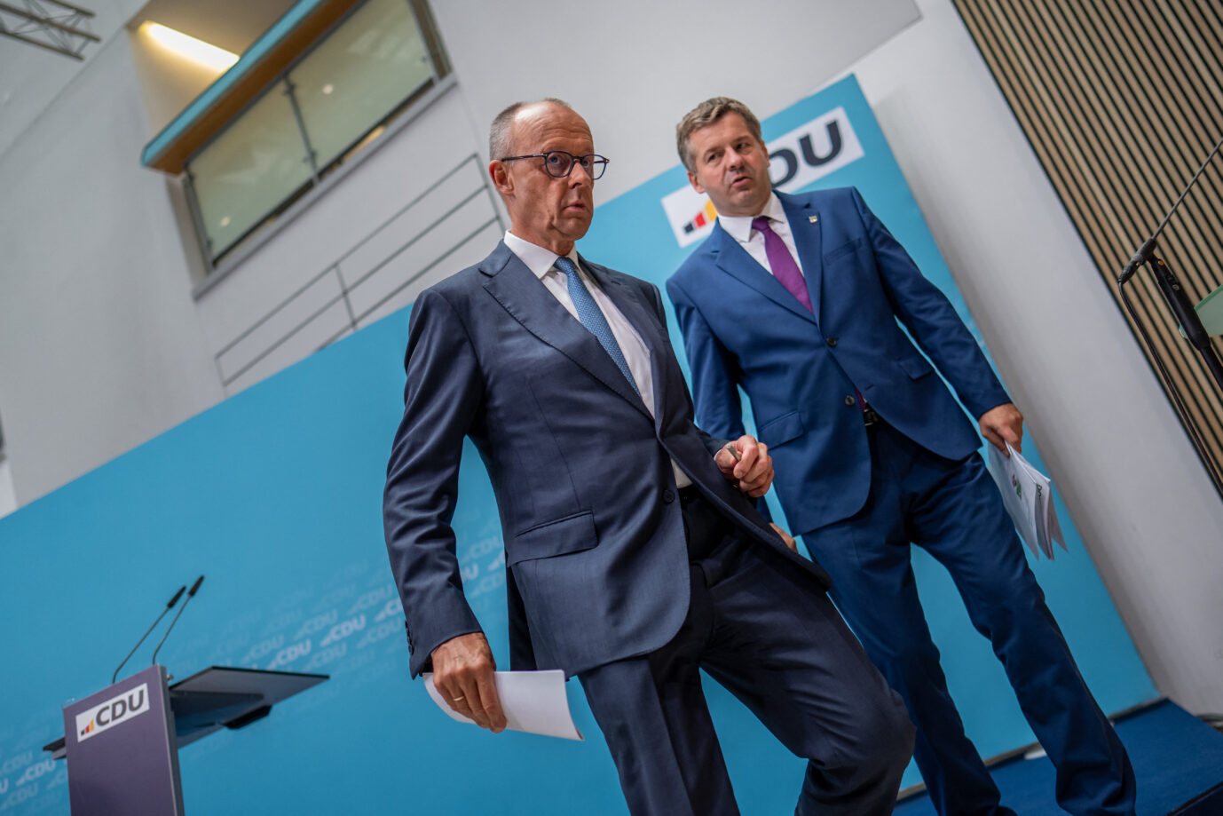 Kanzler Merz (l.) und Sven Schulze: Geknickte Wahlverlierer. Foto: picture alliance/dpa | Michael Kappeler Zur Wahl in Sachsen-Anhalt.