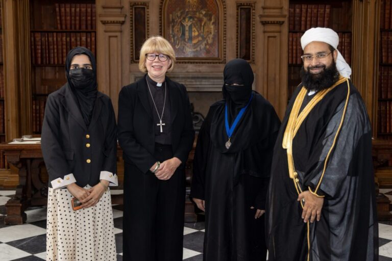 Anglikanische Erzbischöfin Sarah Mullally (2. v. l.) und Hafiz Tahir Ashrafi (r.): Alles für Verständigung? Foto: Neil Turner / Lambeth Palace