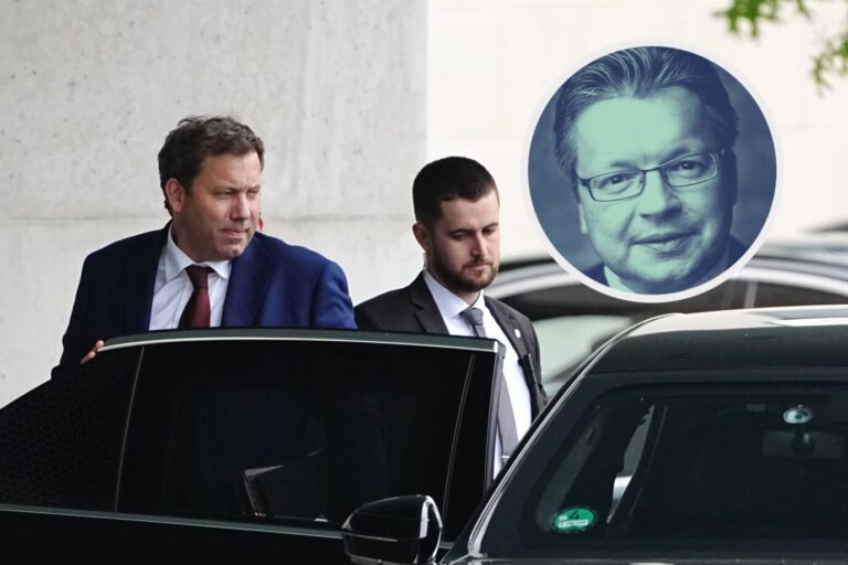 Bundesfinanzminister Lars Klingbeil (SPD) steigt aus dem Dienstwagen aus: Ihn betreffen die hohen Spritpreise kaum. Foto: picture alliance/dpa | Kay Nietfeld