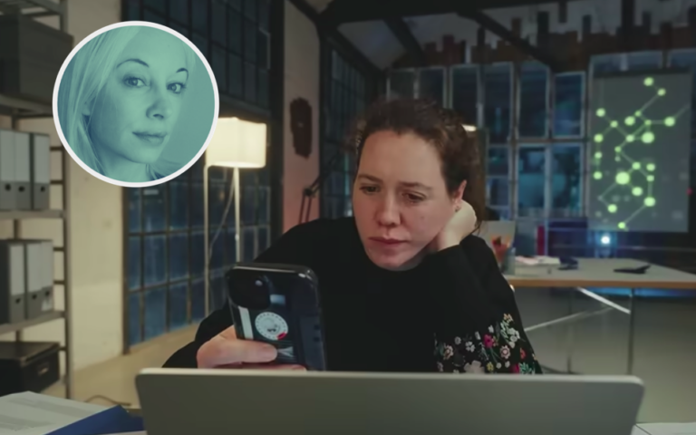 Beim Selfiejournalismus filmen sich Content Creatoren, wie sie auf Bildschirme starren.