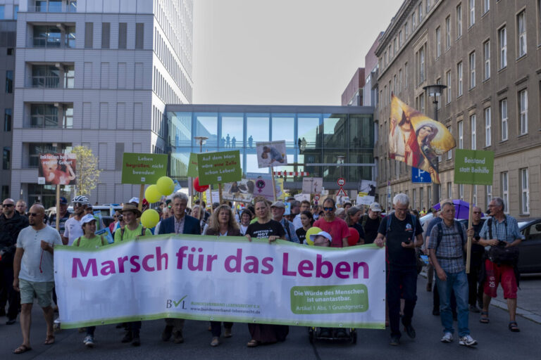 Menschen demonstrieren mit einem Plakat auf dem "Marsch für das Leben" steht, es geht um Abtreibung und Lebensschutz