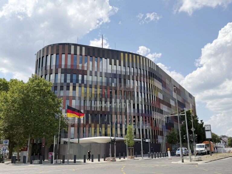 Man sieht einen hässlichen grauen Kasten mit Regenbogen-Bemalung, Symbol für das Erbe des Bauhaus