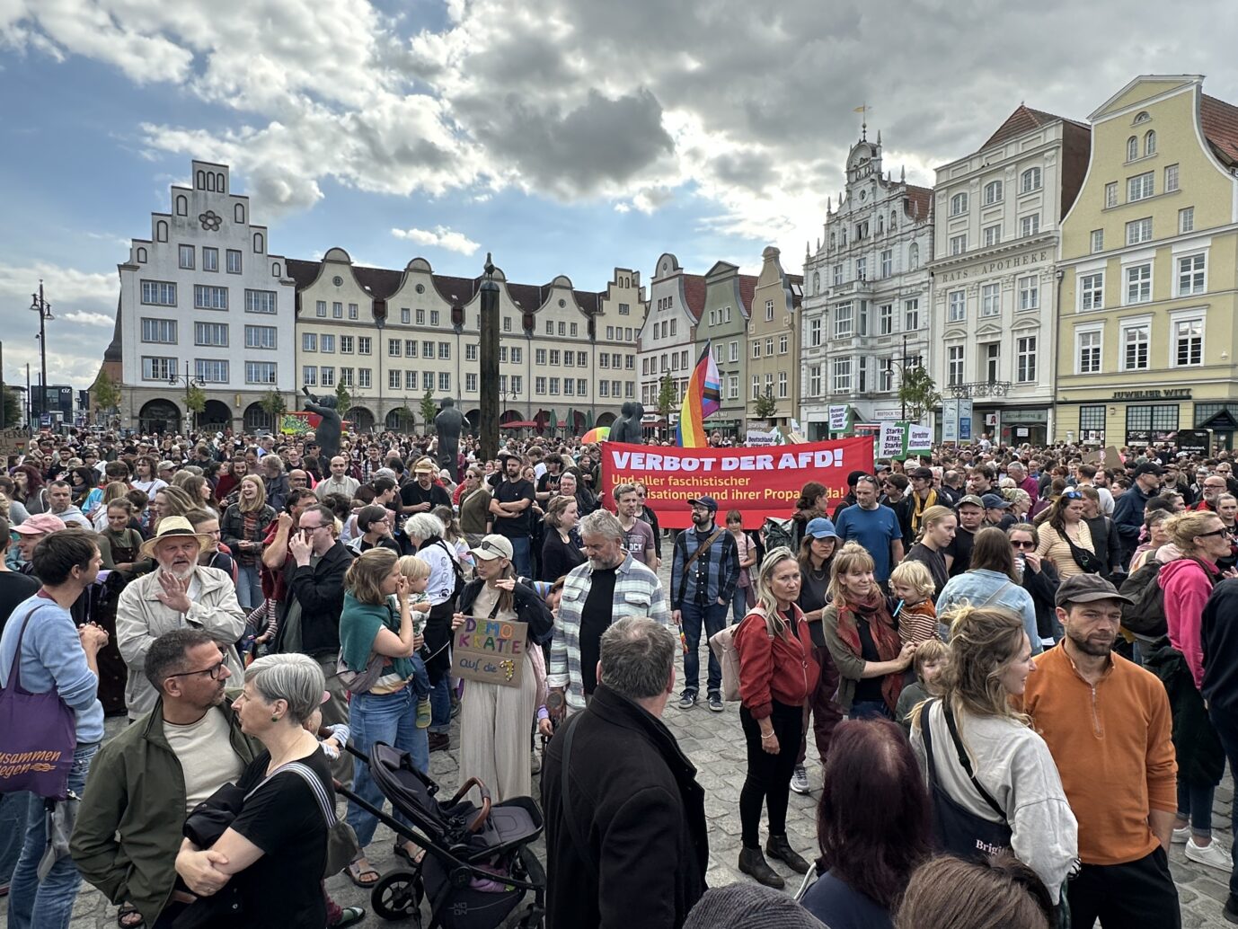 Das Bild zeigt eine Anti-AfD-Demonstration in Mecklenburg-Vorpommern.