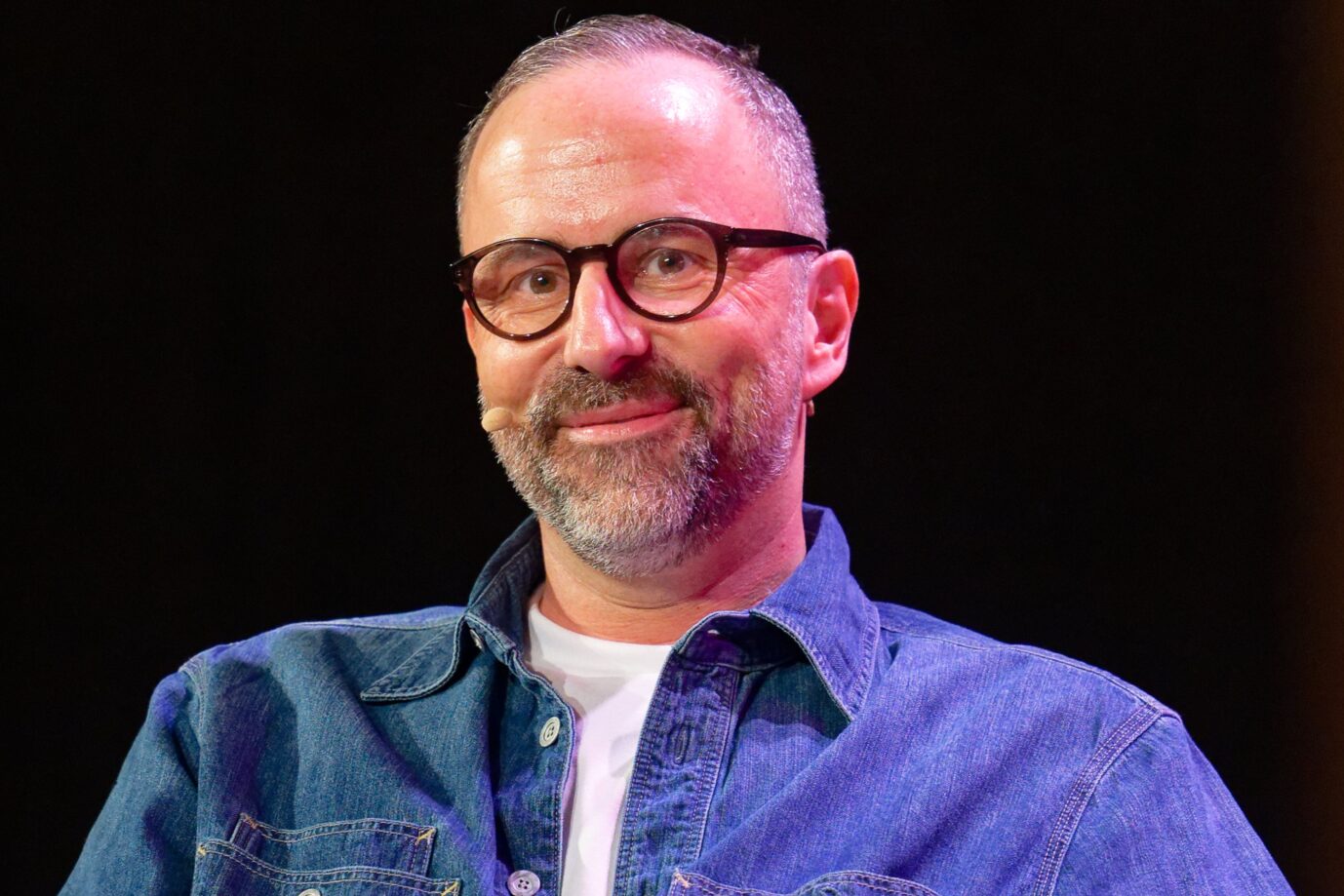 Der ZDF-Komiker Kurt Krömer sitzt bei der Aufzeichnung von «Kurt Krömer - Podcast »Feelings«: Die 100. Folge live» in der Volksbühne am Rudolfplatz auf der Bühne.